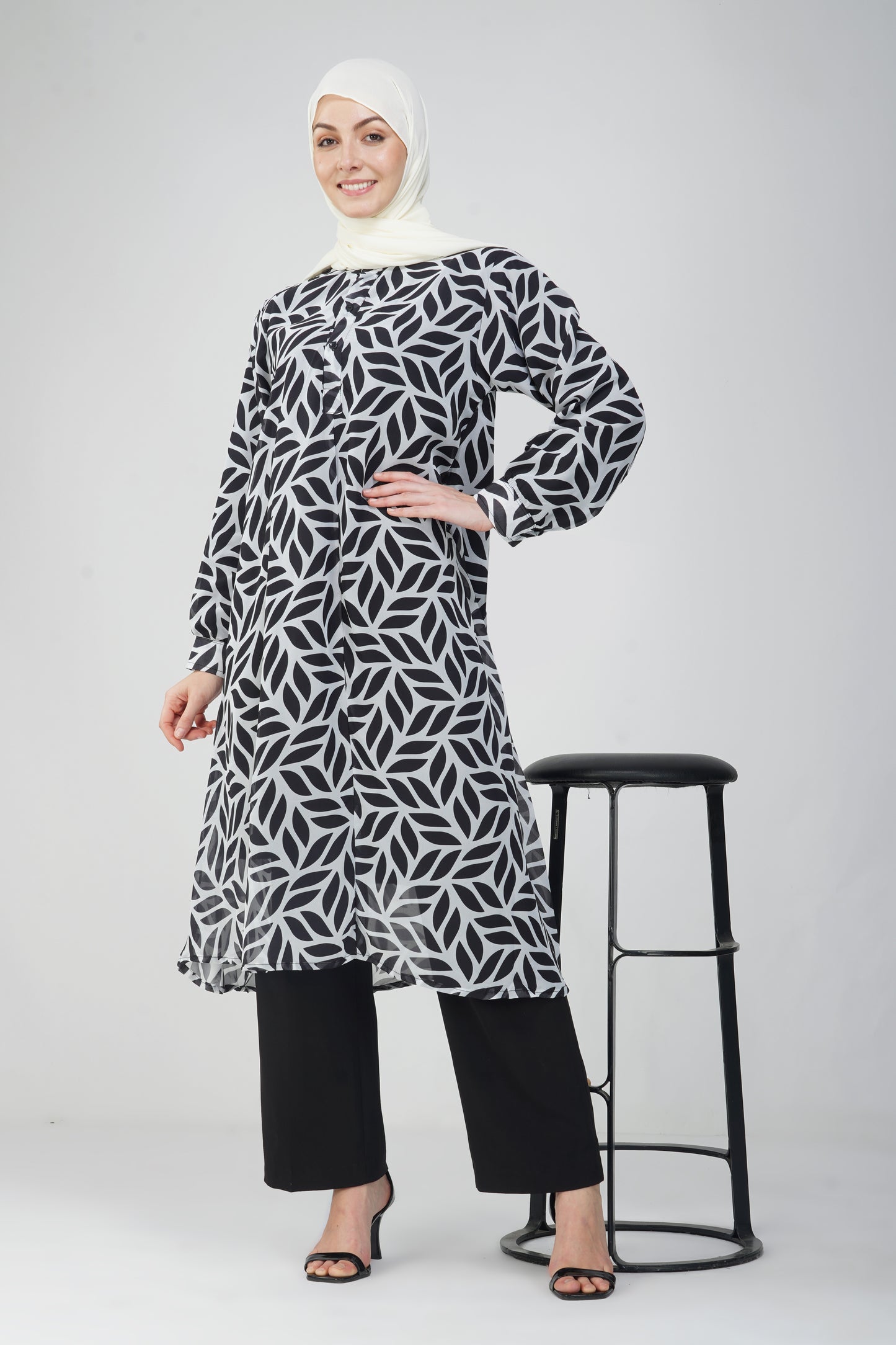 Black and white geometry long top